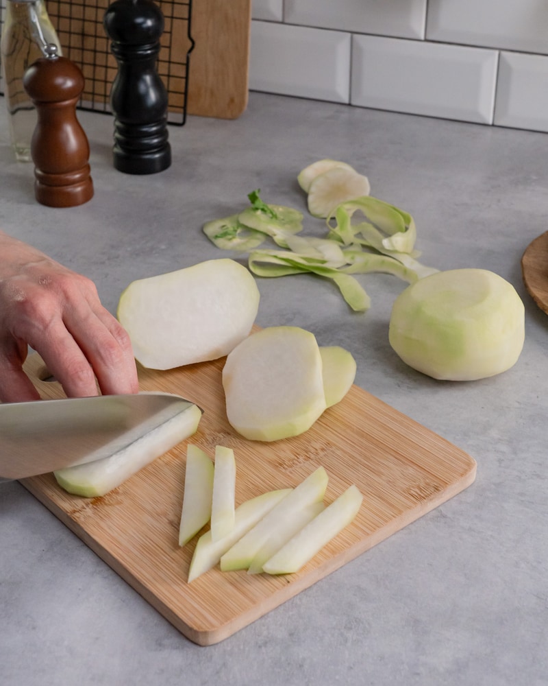 Dieses Bild zeigt, wie die Kohlrabi geschnitten wird.