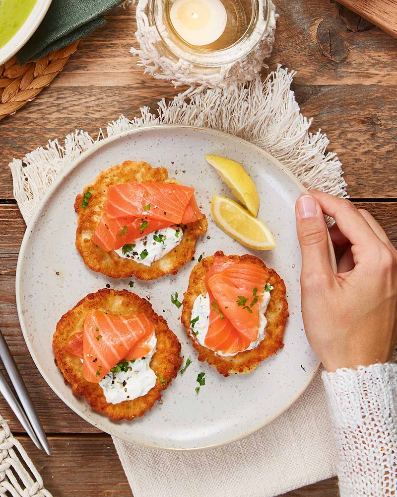 Schwedische Raggmunk mit Lachs und Kräuterschmand