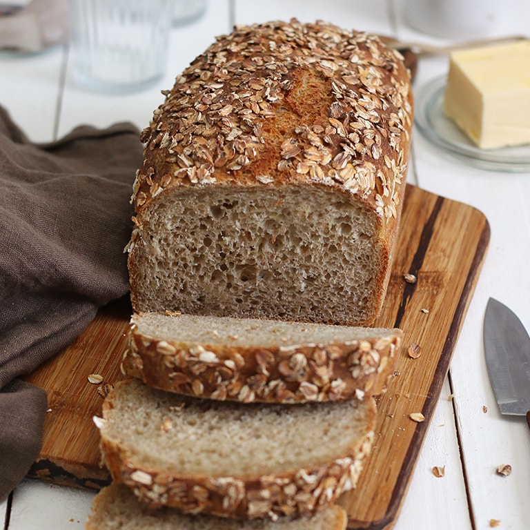 Auf diesem Bild siehst du unser Kartoffelbrot mit Haferflocken.