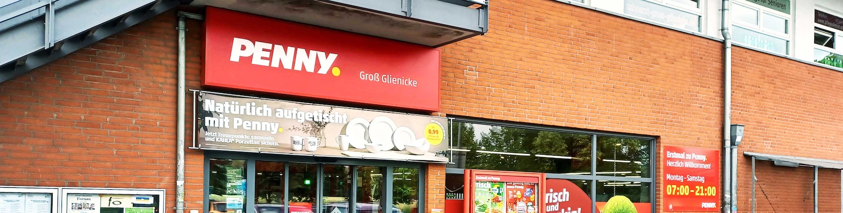 Sie sehen den Eingang vom Penny Markt in Gross Glienicke Potsdamer Chaussee 102