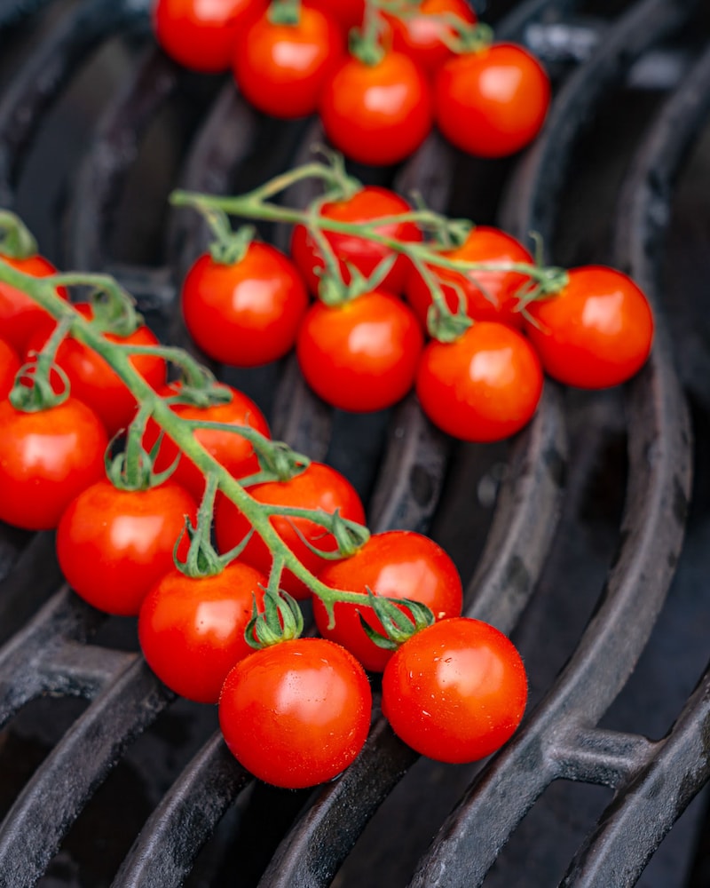 Dieses Bild zeigt die Tomaten auf dem Grill.