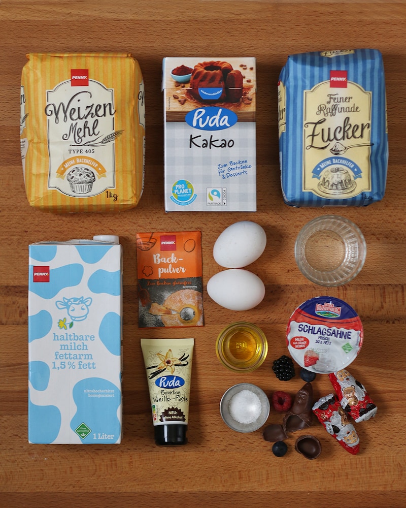 Auf diesem Bild siehst du alle Zutaten für unsere Mini-Schokoladenküchlein.