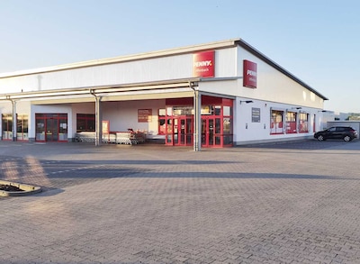 Sie sehen den Eingang vom Penny Markt in Offenbach A.D. Queich, Interpark 1