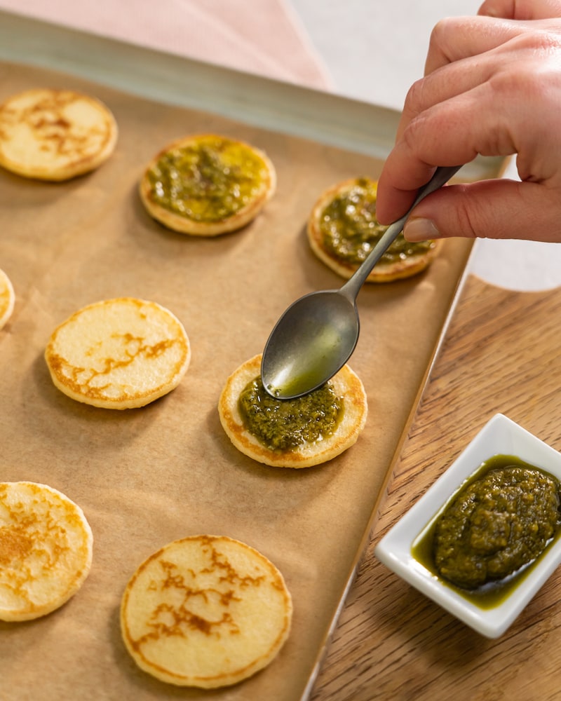 Herzhafte Blinis mit gratinierten Käseblüten