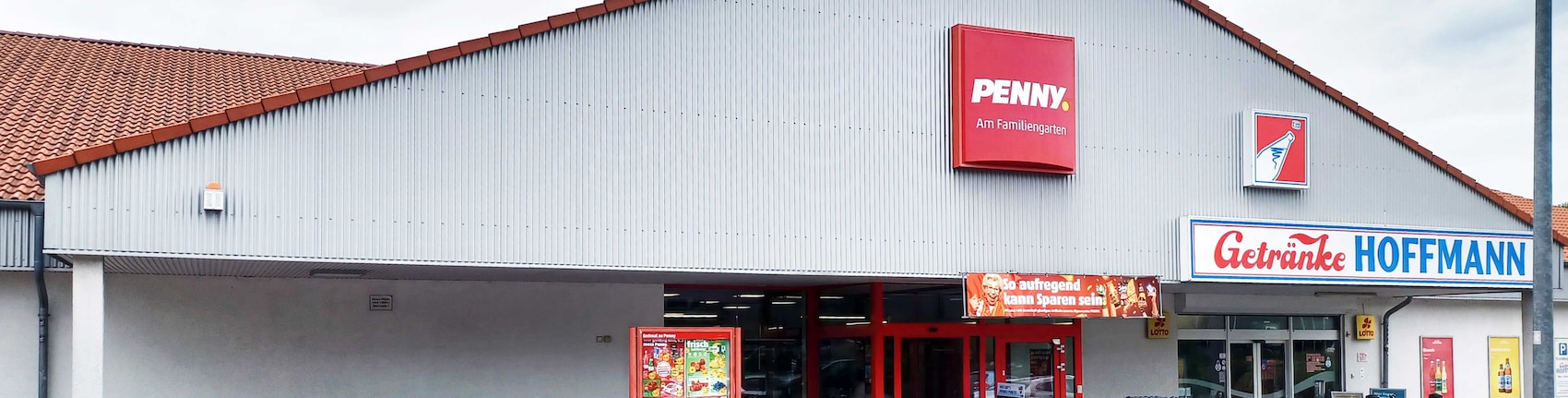 Sie sehen den Eingang vom Penny Markt in Eberswalde Lichterfelder Strasse 10