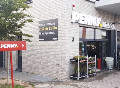 Sie sehen den Eingang vom Penny Markt in Wiesbaden, Rudolf-Dyckerhof- Strasse 3