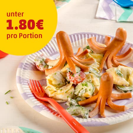 Auf diesem Bild siehst du unseren Tortellonisalat mit Wiener Würstchen.