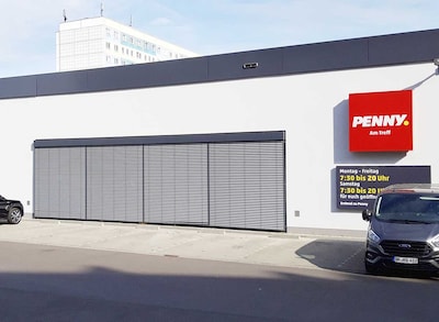 Sie sehen den Eingang vom Penny Markt in Halle (Saale) Richard-Paulick-Straße 30-31