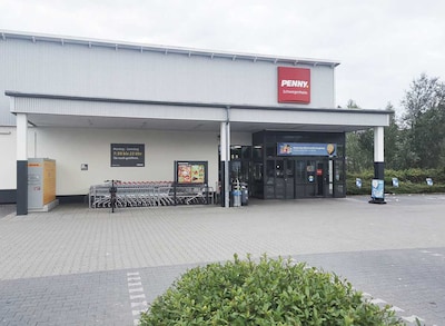 Sie sehen den Eingang vom Penny Markt in Schwegenheim, Im Breiten Pfuhl 2