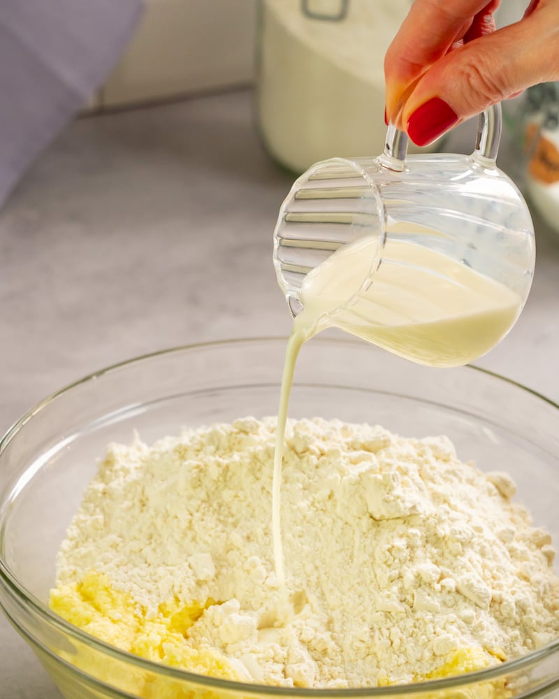 Dieses Bild zeigt wie die Milch hinzugegeben wird.