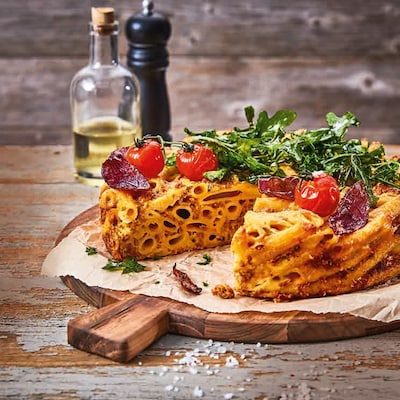 Nudeltorte mit frittiertem Rucola
