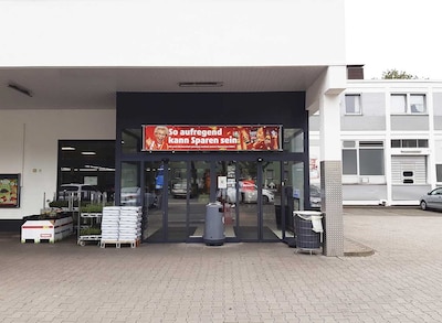 Sie sehen den Eingang vom Penny Markt in Kaiserslautern, Barbarossaring/Altenwoogstr. 42