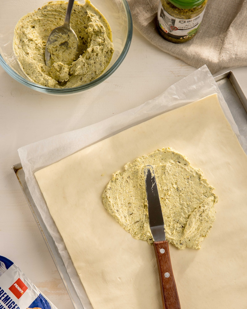 Dieses Bild zeigt Blätterteig mit Pesto.