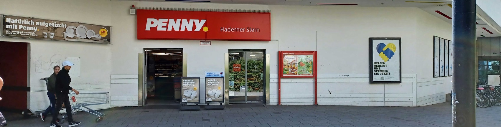 sie sehen den Eingang vom Penny Markt in München Guardinistr. 92