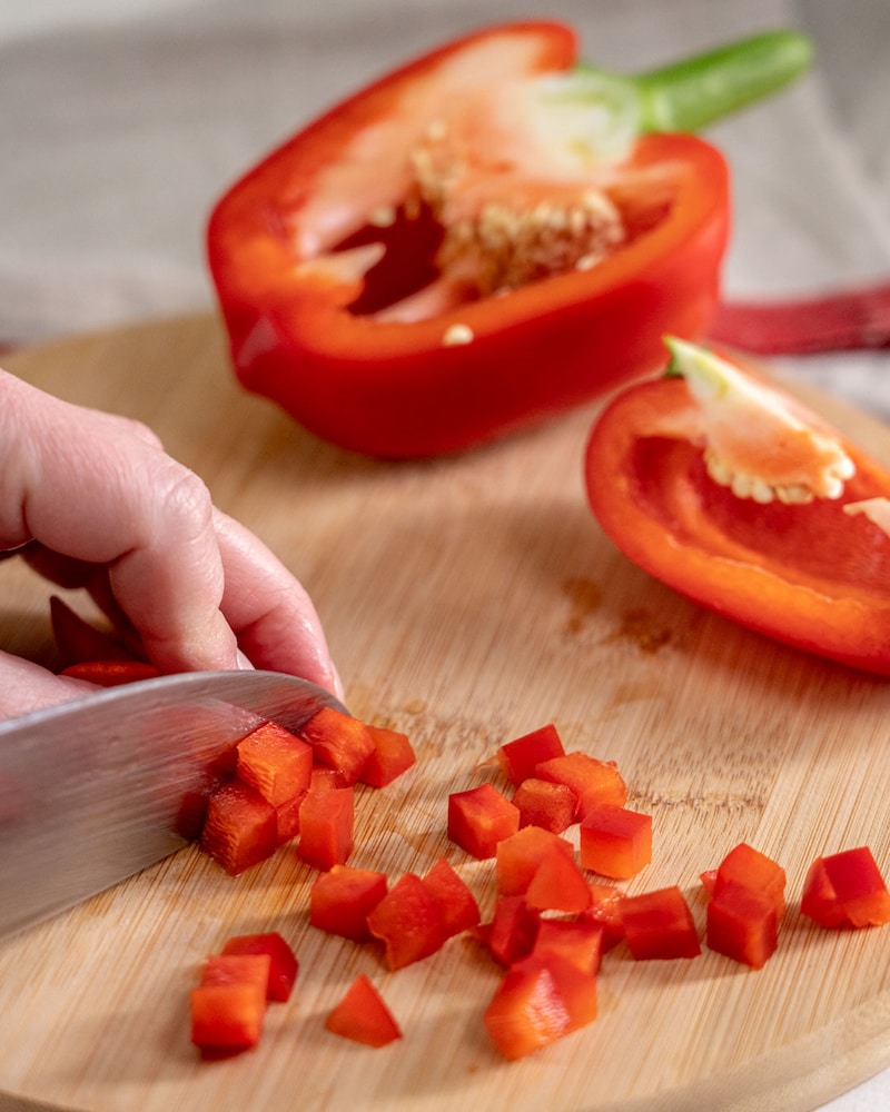 Auf diesem Bild siehst du wie Paprika geschnitten wird.
