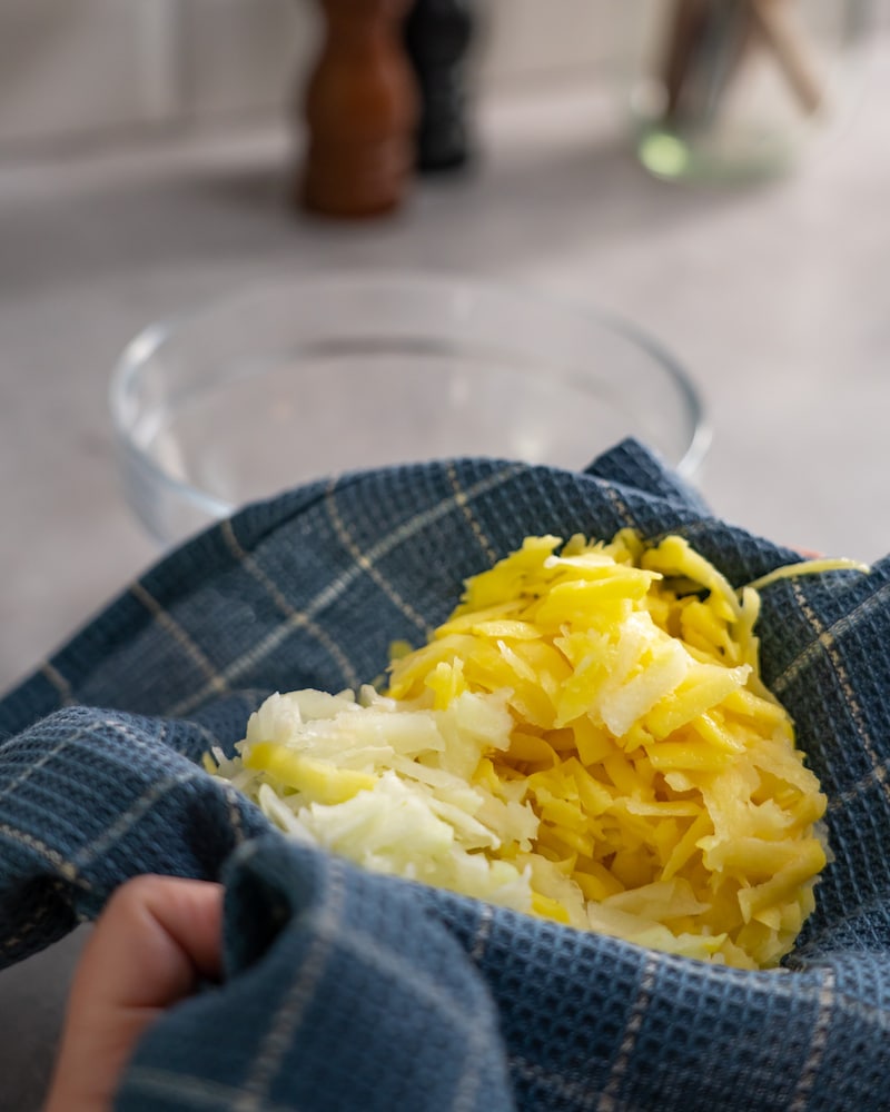 Dieses Bild zeigt wie Kohlrabi abgetropft wird.