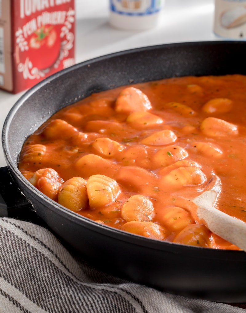 Dieses Bild zeigt Gnocchis in Tomatensoße.