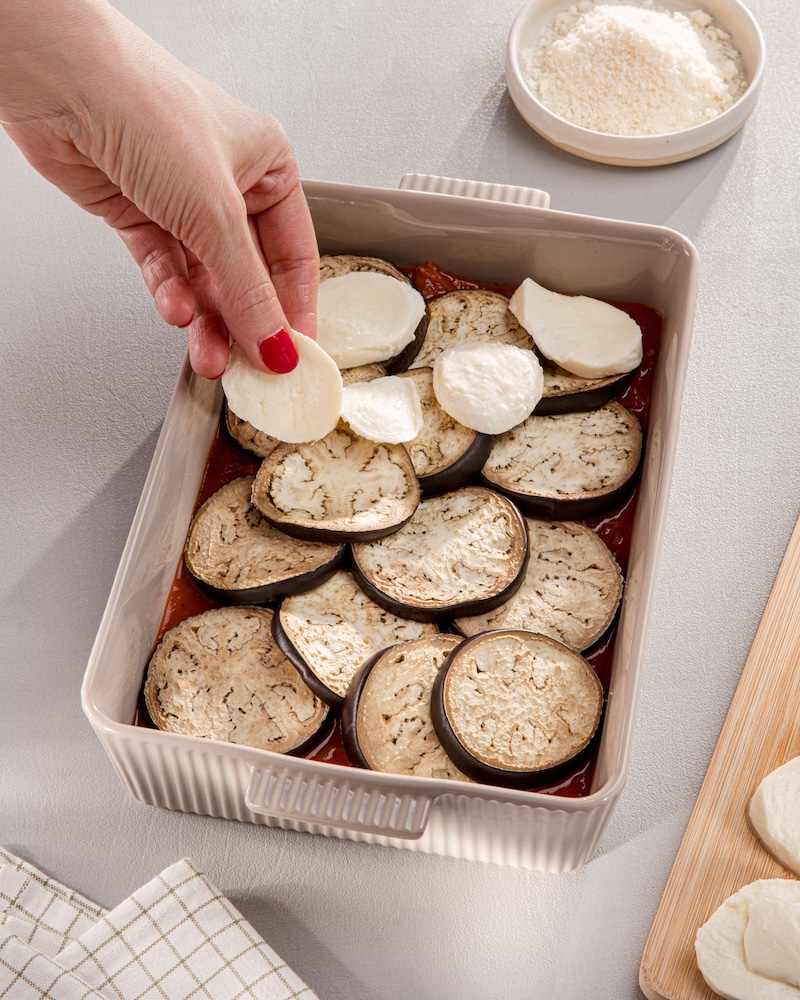 Dieses Bild zeigt wie der Auflauf geschichtet wird.