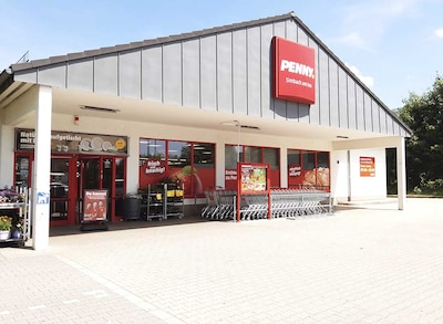 Sie sehen den Eingang vom Penny Markt in Simbach Bahnhofstrasse 7