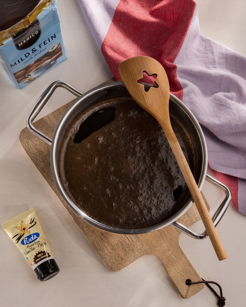 Dieses Bild zeigt das abfüllen in Flaschen des fertige Kaffeesirup.