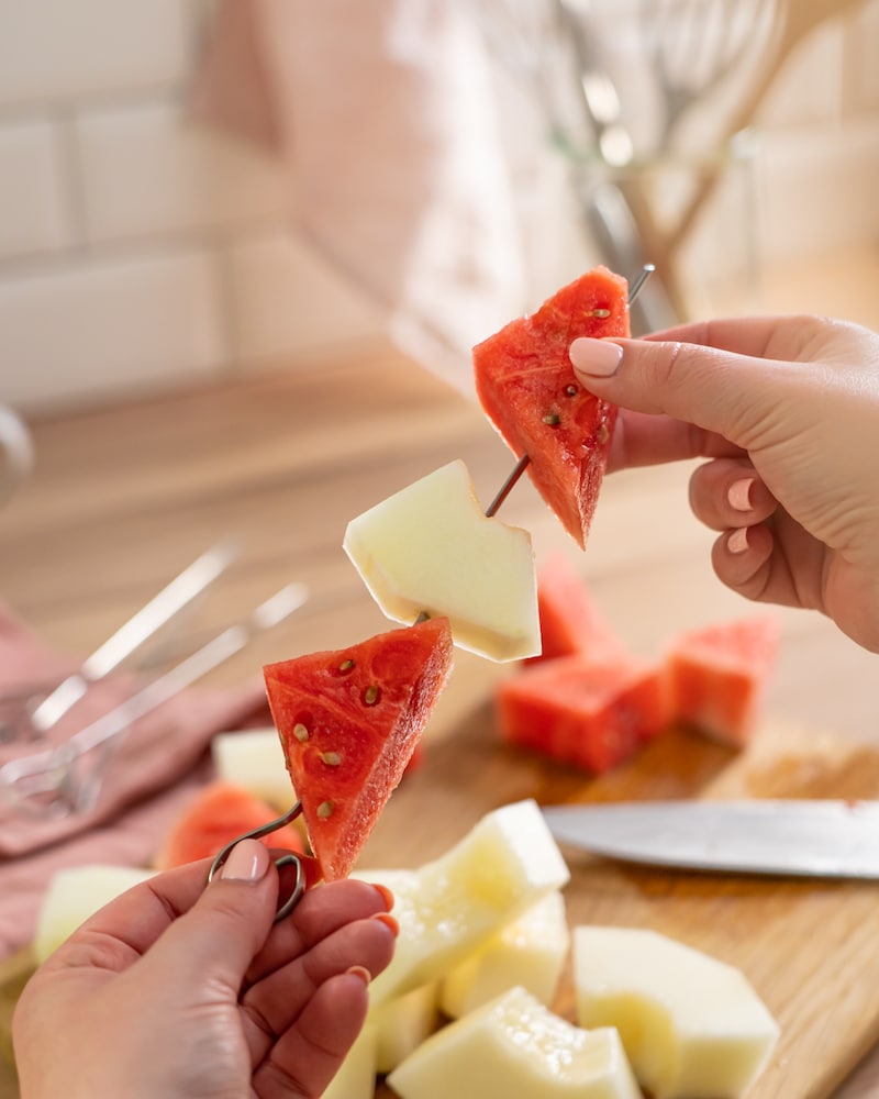Rot-Weisse-Melonenspiesse mit süßem Pesto