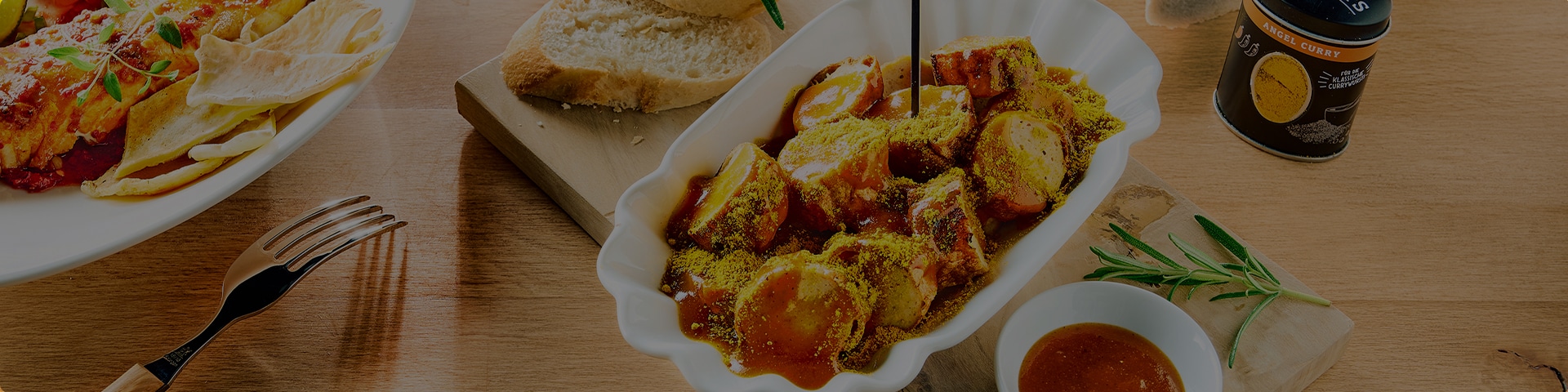 Auf diesem Bild siehst du unsere fertige Currywurst vom Grill.