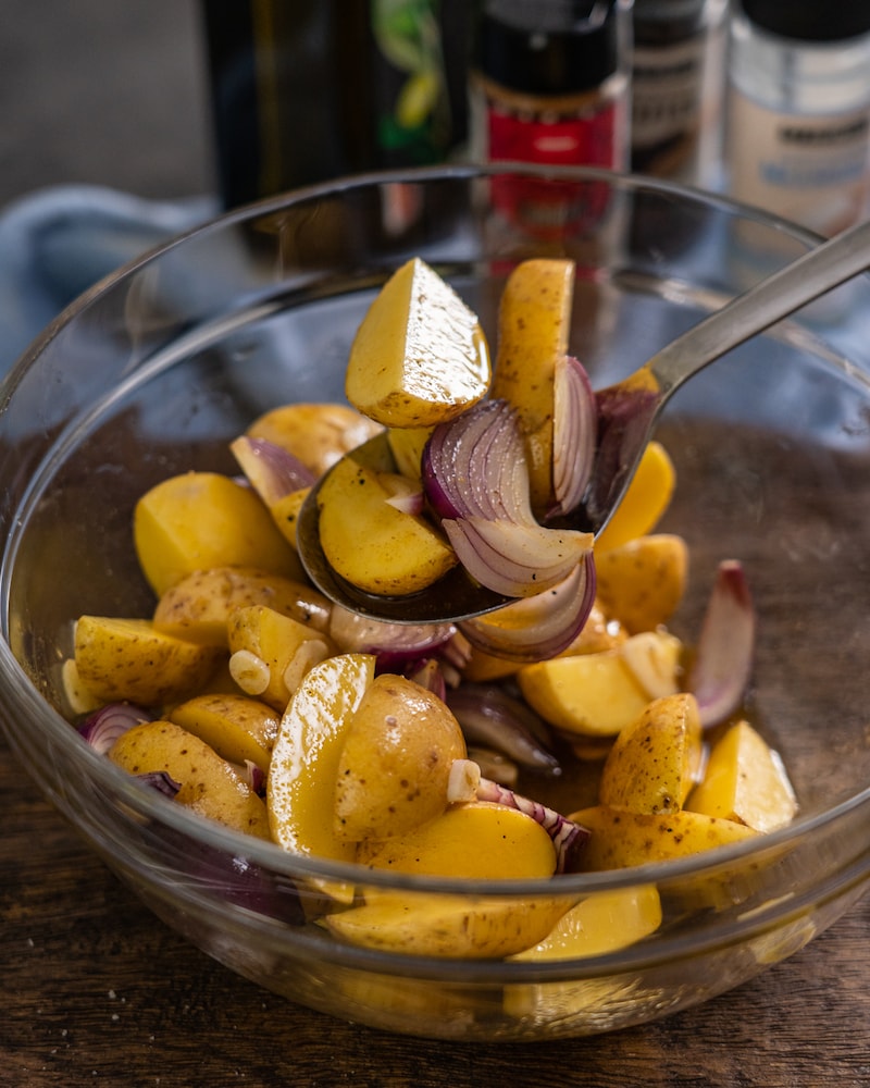 Gerösteter Gemüsesalat aus dem Backofen mit Quark-Frischkäse-Dip