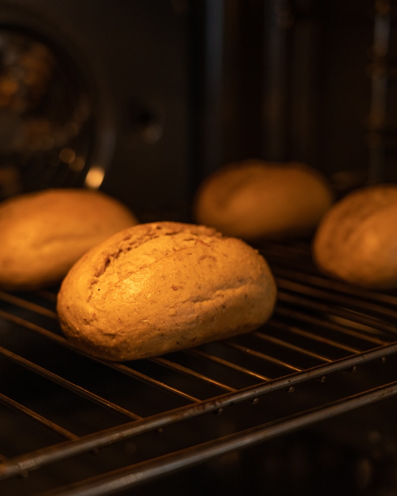 Dieses Bild zeigt wie die Aufbackbrötchen in den Ofen gegeben werden.