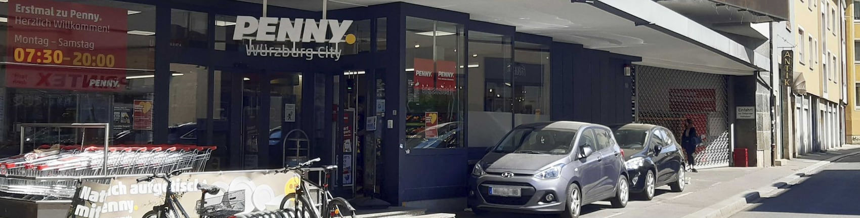 Sie sehen den Eingang vom Penny Markt in Würzburg Wolfhartsgasse 3