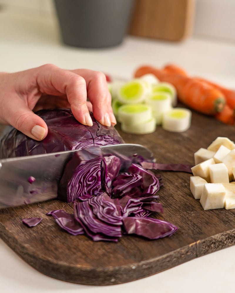 Dieses Bild zeigt wie Rotkohl geschnitten wird.