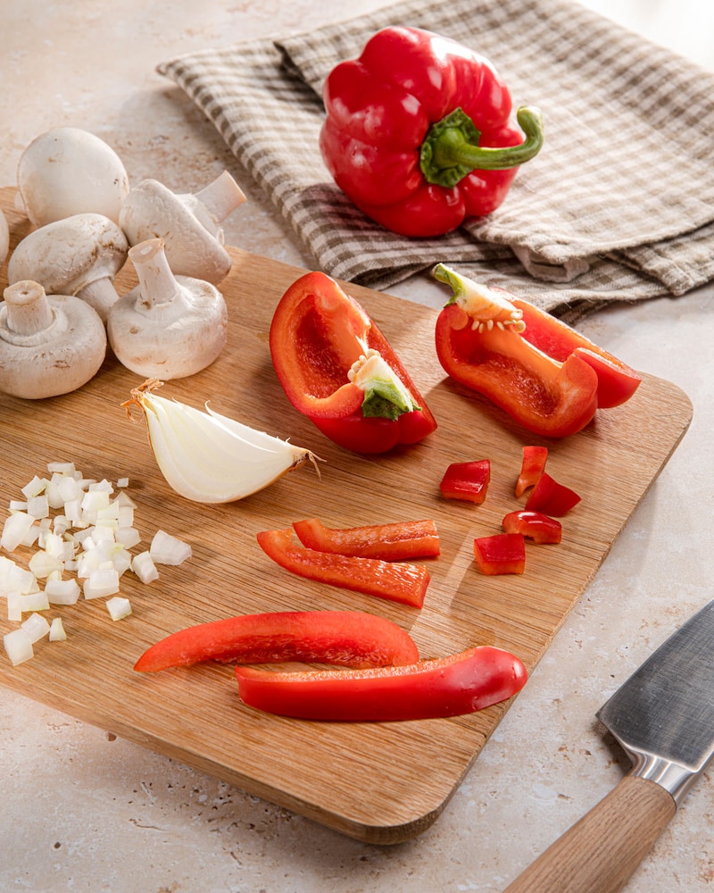 Dieses Bild zeigt die Paprika, Zwiebeln und Pilze.