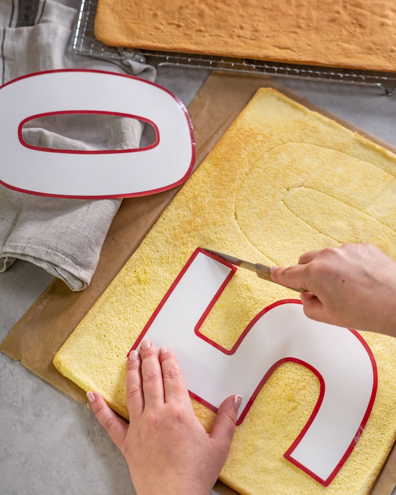 Dieses Bild zeigt wie die Zahl aus dem Kuchen ausgeschnitten wird.