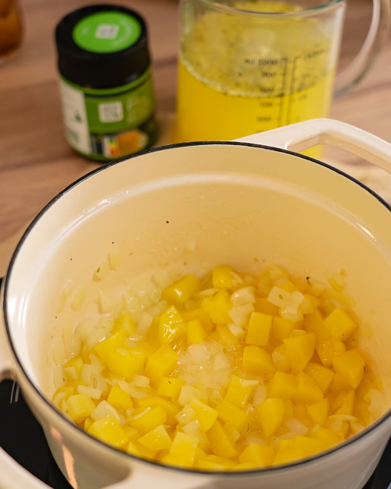Dänische Aertensuppe mit gebratenen Pilzen und Haferbrötchen