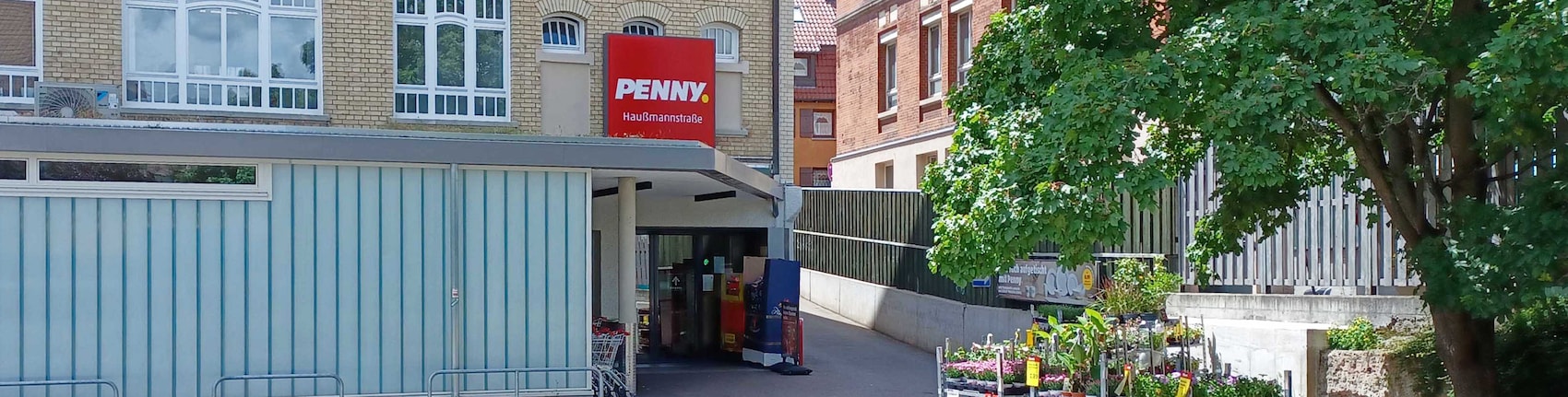 sie sehen den Eingang vom Penny Markt in Stuttgart/Ost Haussmannstr. 103