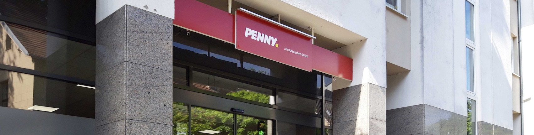 Sie sehen den Eingang vom Penny Markt in Halle (Saale) Breite Strasse 15