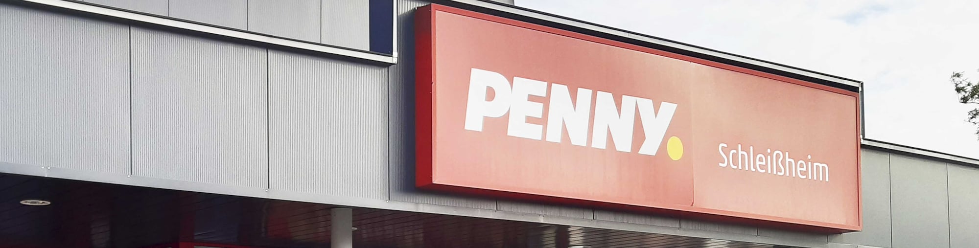 Sie sehen den Eingang vom Penny Markt in Unterschleißheim Landshuter Str. 16