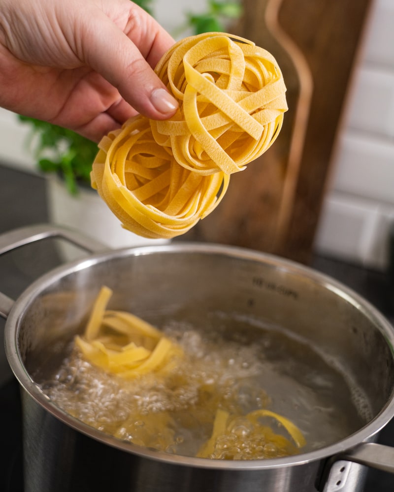 Spitzkohlpfanne mit Hackbällchen und Tomatensalat