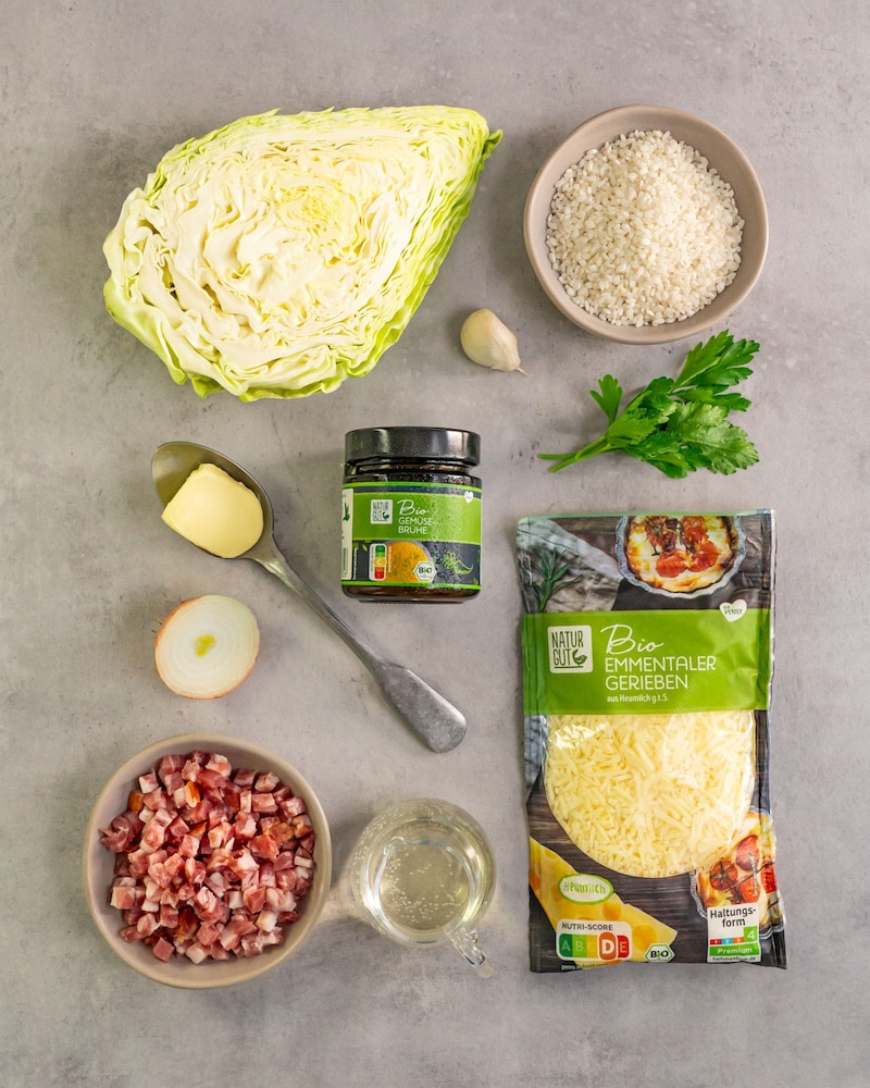 Dieses Bild zeigt die Zutaten für das Spitzkohlrisotto.