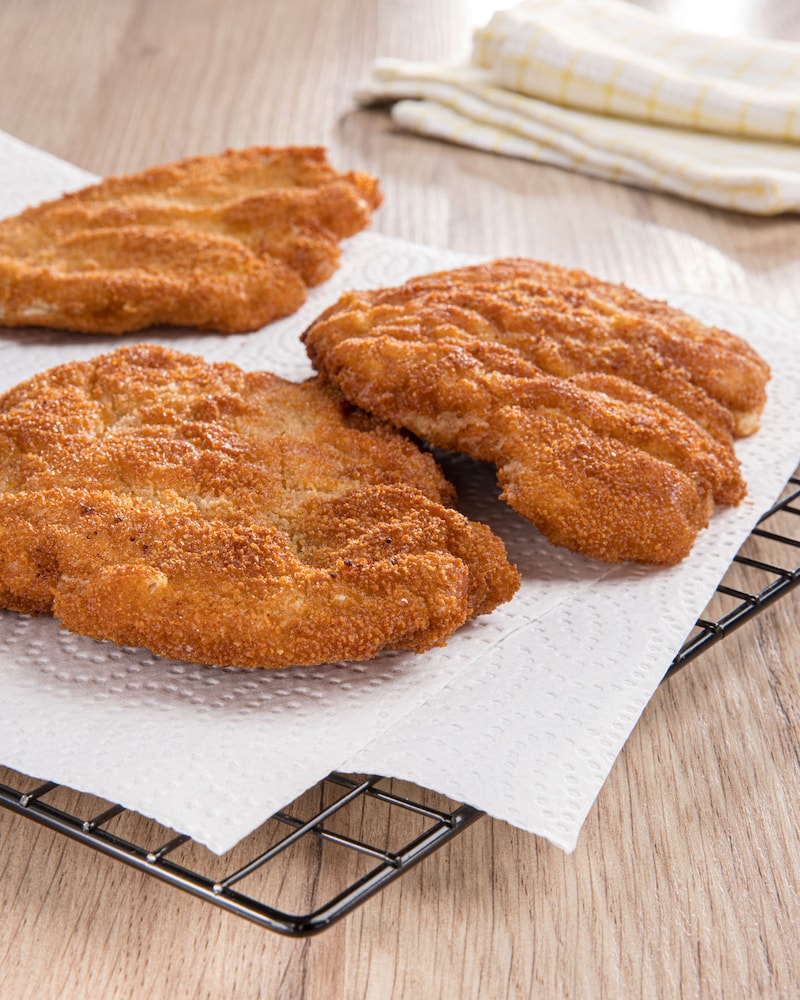 Dieses Bild zeigt die panierten Putenschnitzel auf Kühlreck.