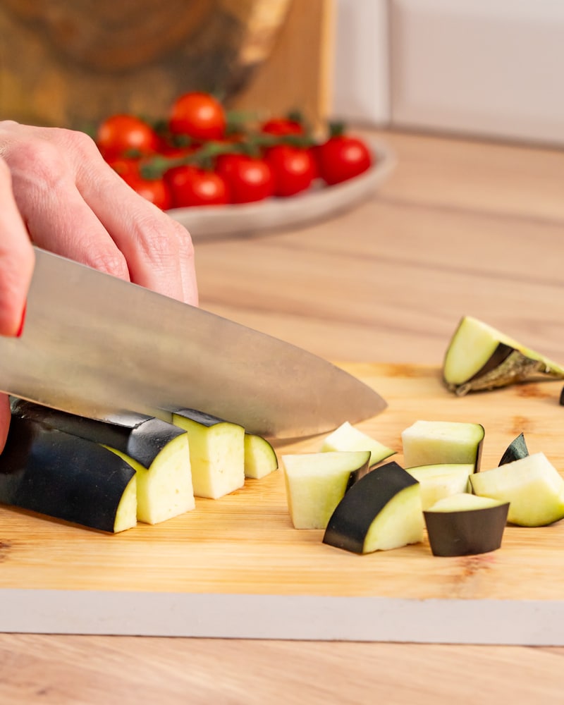 Dieses Bild zeigt wie die Zucchini geschnitten wird.