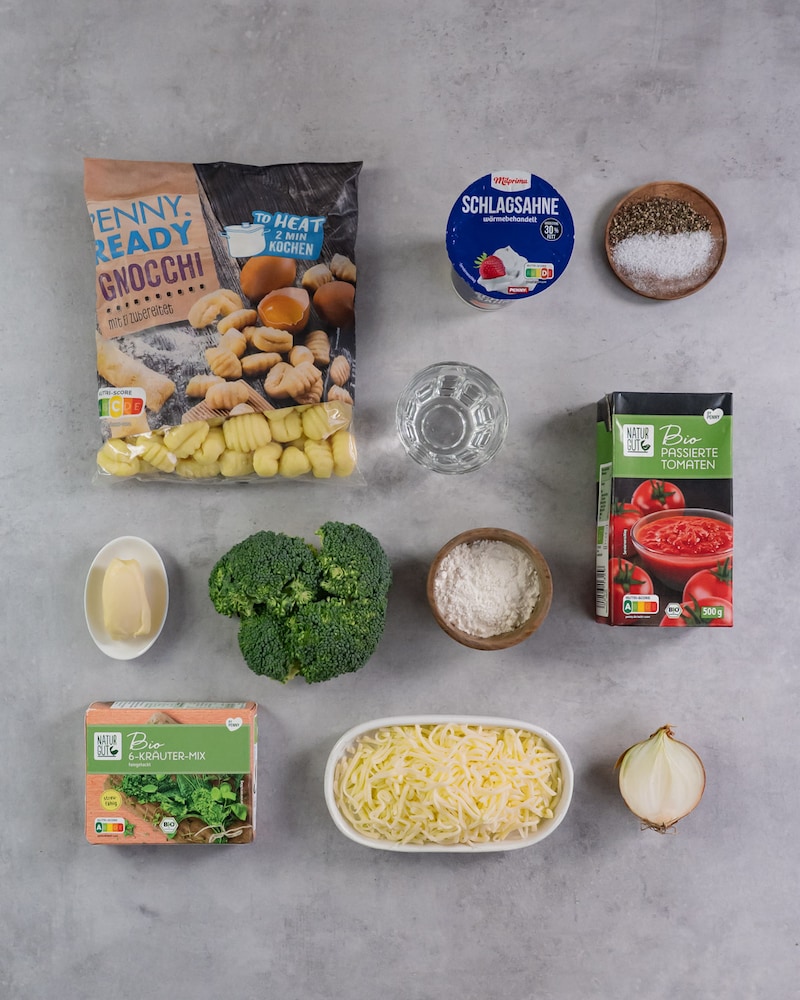 Das Bild zeigt alle Zutaten für unseren Gnocchi-Brokkoli-Auflauf.