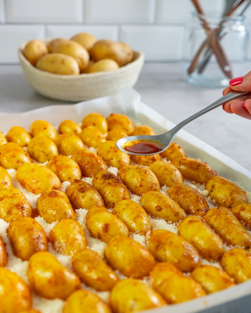 Dieses Bild zeigt wie die Kartoffeln mit Butter übergossen werden.