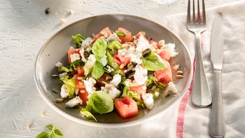 Fertiger Wassermelonensalat mit Feta auf einem Teller.