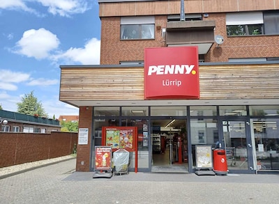 Sie sehen den Eingang vom Penny Markt Mönchengladbach Neusser Str. 307