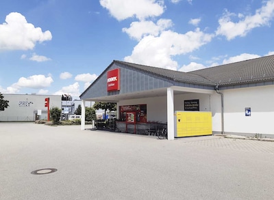 Sie sehen den Eingang vom Penny Markt in Waldkraiburg Graslitzer Str. 5