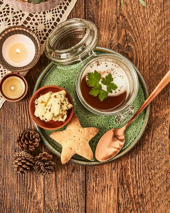 Pilzbouillon mit Sternbrötchen und Trüffelbutter