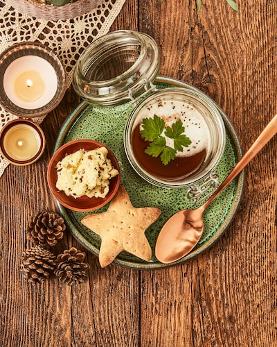 Pilzbouillon mit Sternbrötchen und Trüffelbutter