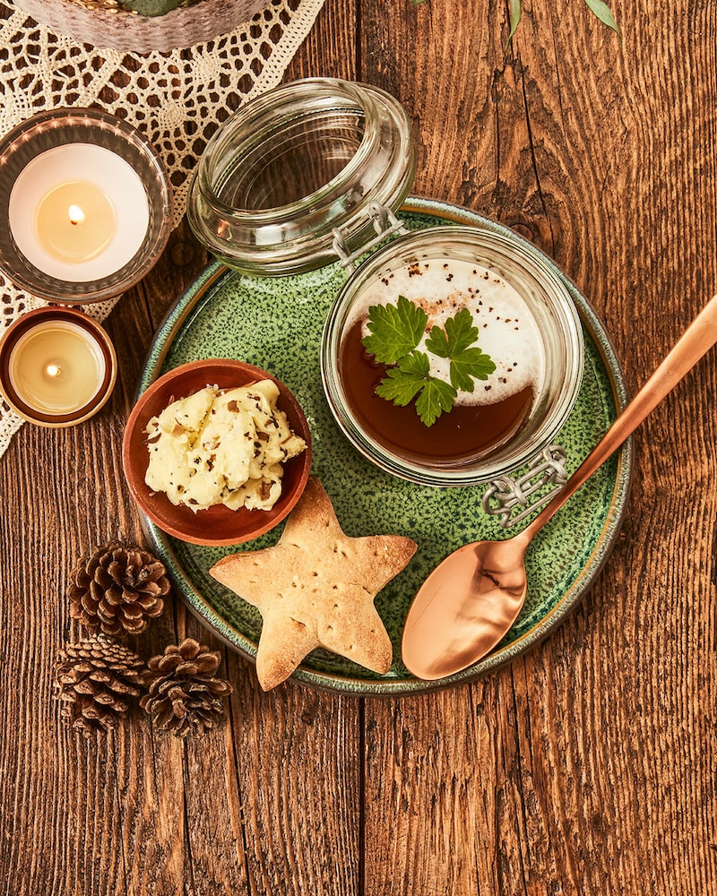Pilzbouillon mit Sternbrötchen und Trüffelbutter