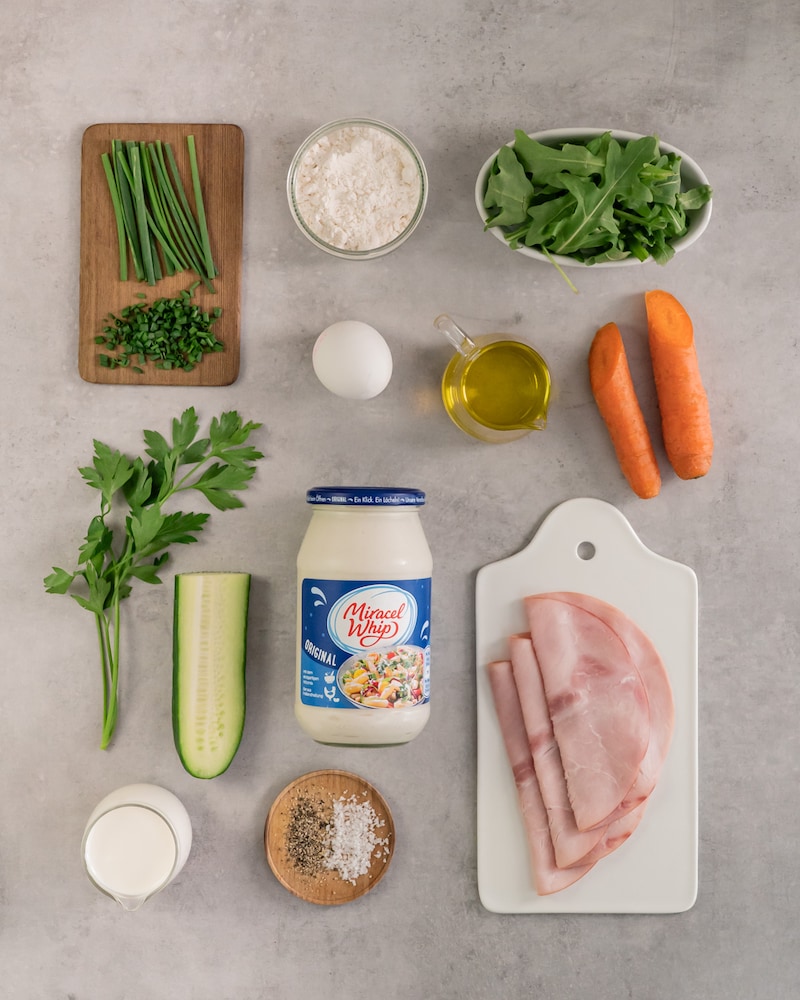 Dieses Bild zeigt die Zutaten für die Pfannkuchen.