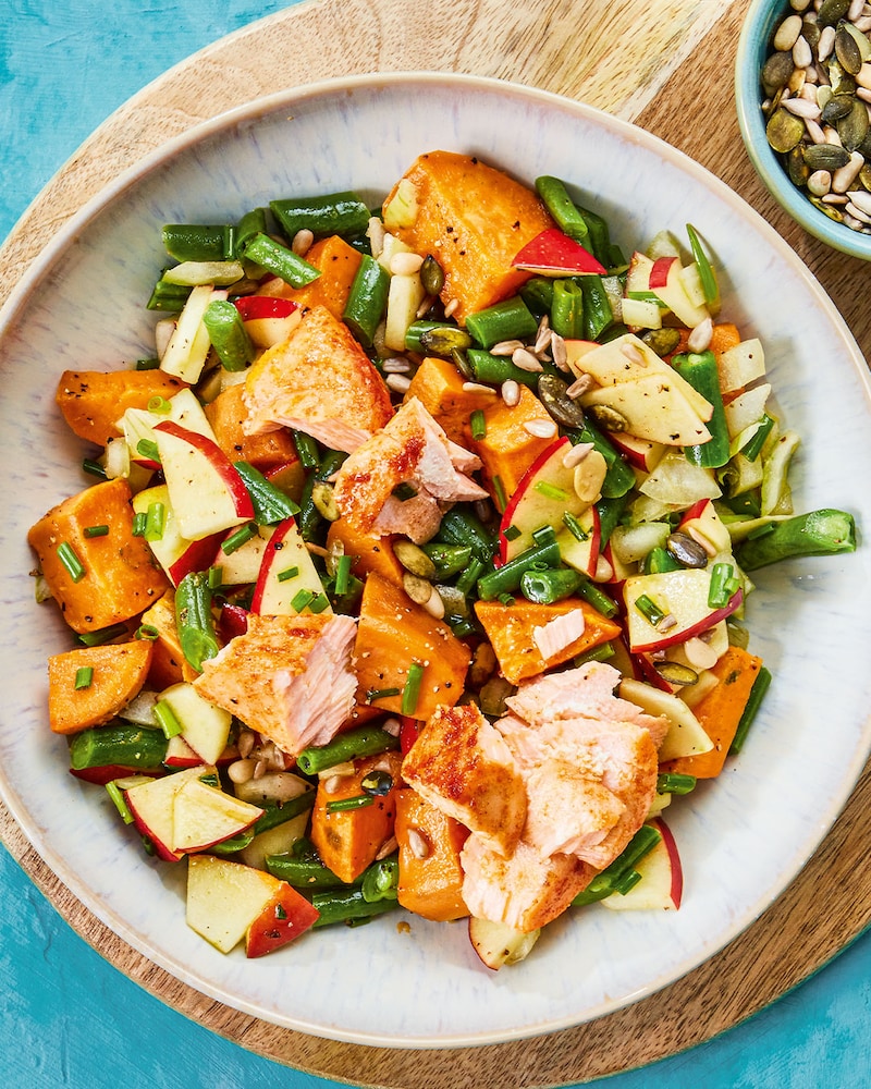 Dieses Bild zeigt den fertigen Chopped Salad mit gebackenen Süßkartoffeln.